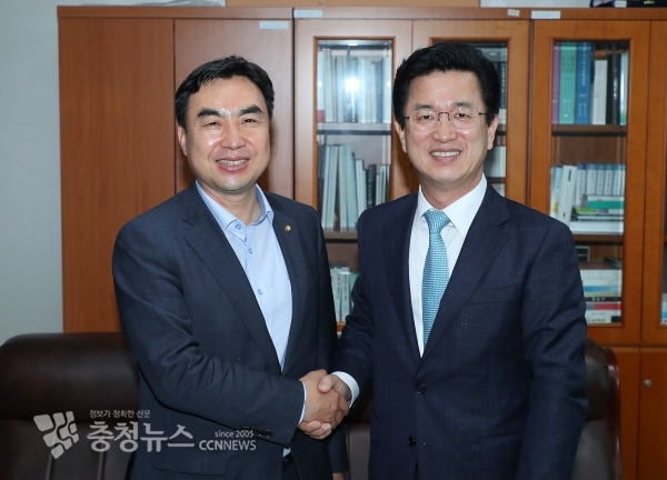 허태정 대전시장이 15일 지역인재 채용 의무화를 위해 국회를 방문, 국토위 윤관석 의원을 만나 협조를 당부했다.