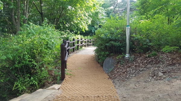 샘골근린공원 내 새롭게 설치된 목재계단과 야자매트 모습