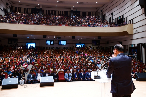 홍성군 양성평등주간 기념행사에서 인사말 하는 김석환 군수