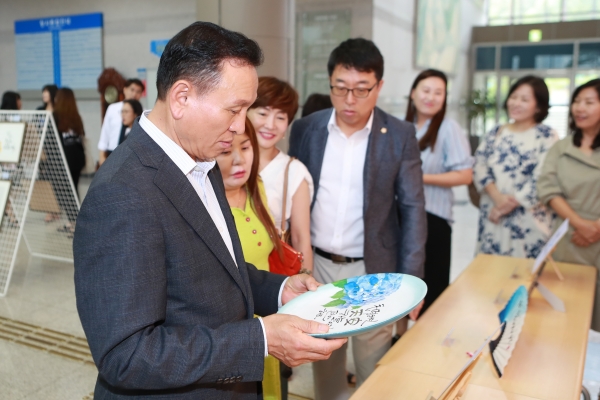 천안시와 백석동, 불당동 주민자치가 함께한 청렴 캘리그라피 전시회 모습