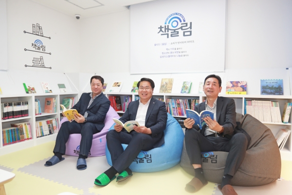 책울림 공간을 둘러보는 오세현 아산시장(왼쪽 김종근 삼성디스플레이 상무, 가운데 오세현 아산시장, 오른쪽 박병규 충남사회복지협의회 사무처장)