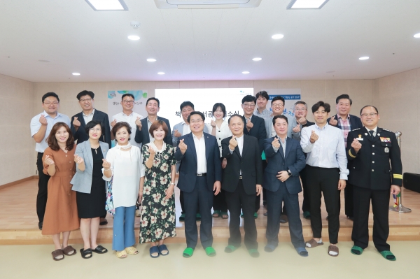 참석자와 기념촬영