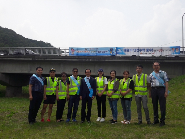 여름철 수상안전지도 자원봉사자 위촉(교육복지안전과)-왼쪽에서 다섯번째 임태수 기획국장.