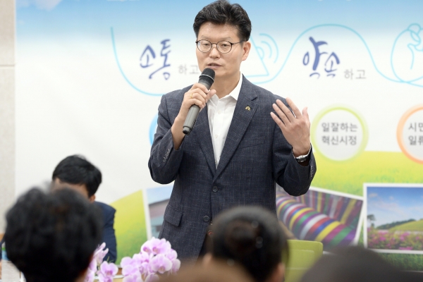 시민과의 대화마당(유구읍)에서 주민과 대화를 나누고 있는 김정섭 시장