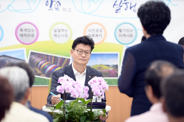 16일 시민과의 대화마당(유구읍)에서 질의 중인 주민