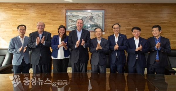 좌측 2번째부터 EPRI 발전분야 자산관리 총괄실장 David Sorrick,EPRI 발전분야 기술관리 총괄실장 Neva Espinoza, EPRI 부사장 Tom Alley,한국서부발전 김병숙 사장