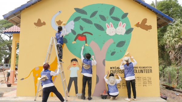 KT&G, 캄보디아에 봉사단 파견해 도서관 짓고 책도 기증