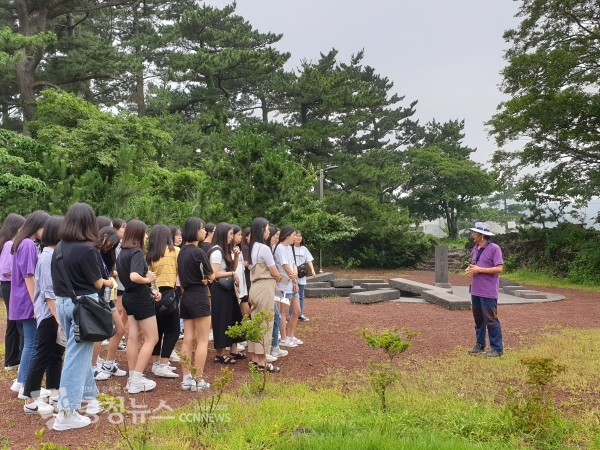 세종시 학생들이 제주도를 방문하여 너븐숭이 기념관과 4·3 평화기념관 등을 견학하고 있는 장면