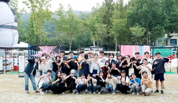 한밭대 산업디자인학과 학생들이 프로젝트 완료 후 기념사진 촬영