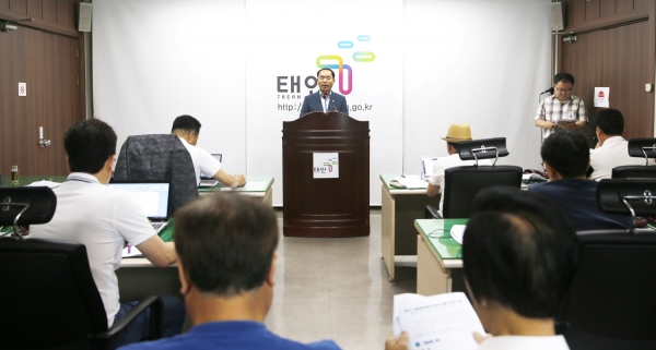 황용렬 환경산림과장  정례브리핑 모습