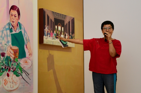 고암미술상 수상작가 정정엽 전시 최초의 만찬_작품 설명중인 정정엽 작가