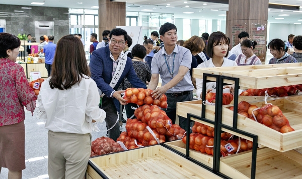 한국농어촌공사는 18일 산포농협로컬푸드직매장에서 양파마늘소비촉진캠페인을 벌이며 재배농가돕기에 나섰다