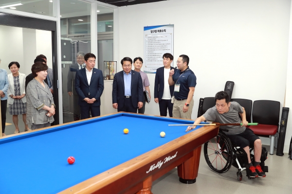 시설을 둘러보는 오세현 아산시장과 내빈들