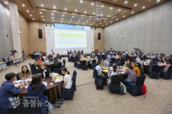 지난 7월 9일과 10일 이틀 동안 정부세종컨벤션센터에서 진행한 타운홀미팅에서 학생, 학부모, 시민, 교직원들이 모여 서로 토론하고 있는 장면