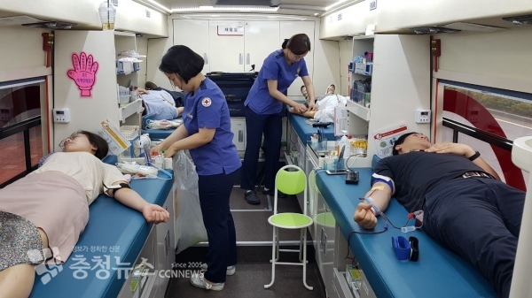 세종시교육청 교직원이 헌혈차량에서 헌혈을 하고 있다.