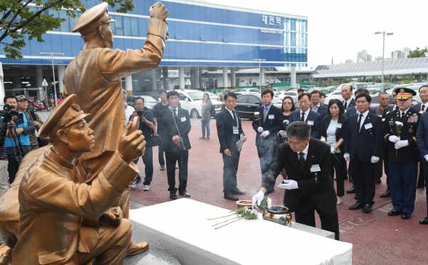 19일 호국철도광장(대전역 동광장)에서 6·25전쟁 철도유공자 추모제가 개최된 가운데 故 김재현 기관사의 아들 김제근씨가 호국철도기념동상 앞에서 헌화 및 분향을 하고 있다