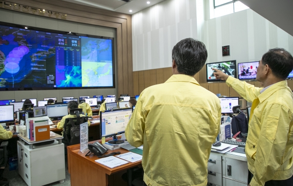 김인식 사장은 태풍대처 상황을 점검하고 피해예방을 최선을 다하겠다고 말했다.(사진에서 오른쪽)