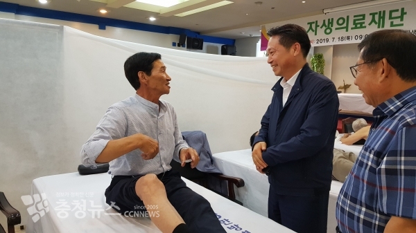 이보환 아우내농협조합장과 함께 농업인 행복버스 진행