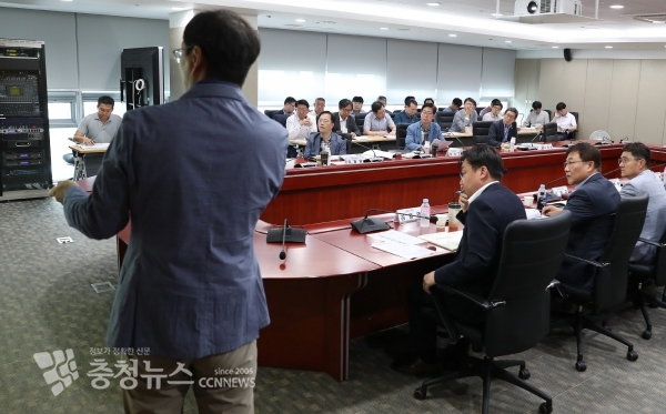 지난 14일 도청 중회의실에서 양승조 지사와 외부 전문가 등이 참석한 가운데 열린 '첨단산업' 분야 미래전략 토론회 모습