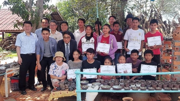 임대영(둘째줄 왼쪽 세번째) 배재대 국제협력선도대학 사업단장과 라오스 청소년들이 8~19일 루앙프라방에서 ‘제3회 세라믹공예산업기술 워크숍’ 개최