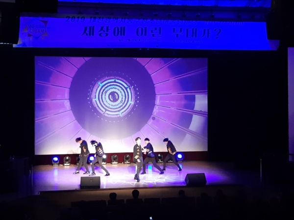 청소년팀의 공연 모습
