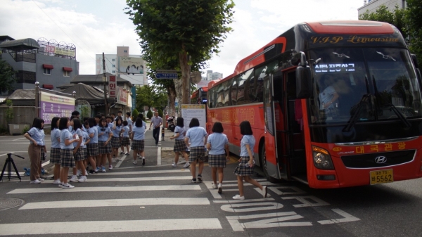 신탄진중학교 학생들이 행복이음버스 이용해 학교 밖 현장체험을 하는 모습