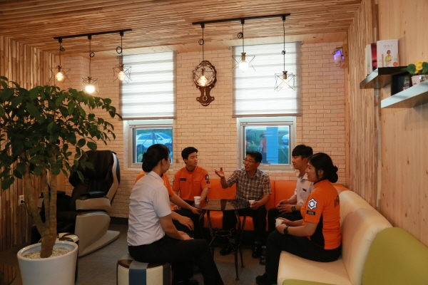 직원들이 119쉼터를 이용하는 모습