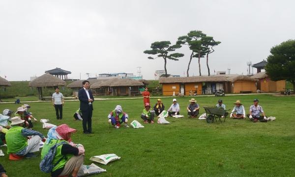 맹정호 서산시장이 서산해미읍성 어르신 일자리사업 현장을 방문해 어르신들에게 안전사고에 주의해 줄 것을 당부하고 있다.