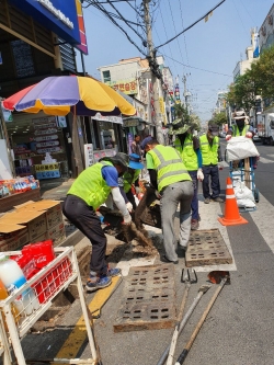 한민시장 일원 빗물받이 준설작업