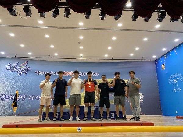 아산시청 직장운동경기부 역도팀 단체사진왼쪽부터 선수(김영준, 양지웅, 지민호, 허정재, 이형섭, 오호용), 코치(이형도)