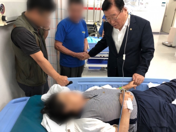 삼척 사고_피해자 위문 중인 김석환 홍성군수