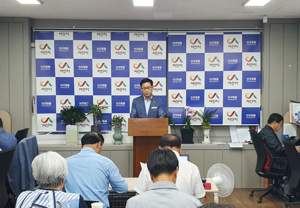 임종근 농식품유통과장이 24일 시청 브리핑룸에서 푸드플랜 구축에 대해 브리핑하고 있다.