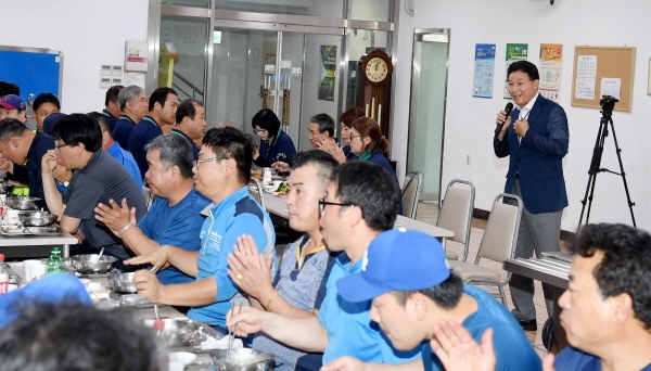 박용갑 중구청장, 현업직원 격려 삼계탕 나눔