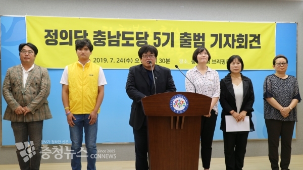 왼쪽부터 조정상 서산태안위원장, 장규진 청년위원회 위원장, 장진 위원장, 이선영 부위원장, 유미경 예산홍성준비위원장, 곽선희 당원