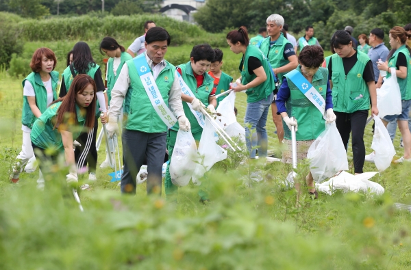 24일 신하동 공공공지에서 황인호 동구청장이 동구 새마을협의회 회원들과 대청호 주변 환경정비에 동참 모습