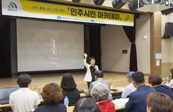 24일 지역민의 민주시민성 증진을 위해 송촌도서관에서 열리고 있는 ‘민주시민 아카데미’에 일곱 번째 초청강사로 나서 ‘시민사회와 시민단체’라는 주제로 특강