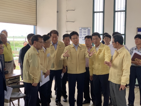 이재욱 농림축산식품부 차관이 개척배수장을 방문하여 배수시설을 점검하고 있다(사진 왼쪽에서 3번째부터 김종필 충남지역본부장, 이재욱 농림축산식품부 차관, 강병문 농어촌공사 기반정비이사)