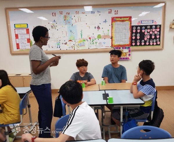 지난 24일 세종시 영어교육지원센터 초등운영학교(늘봄초)에서 진행한 초등학생 대상 영어캠프에서 학생들이 원어민 교사와 함께 수업에 참여하고 있는 장면