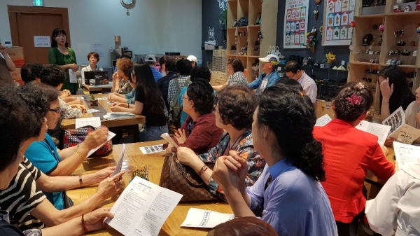 우수사례 설명 중인 동구청 관계자 모습