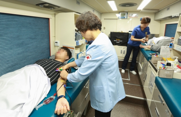 25일 관절염·재활센터 앞 헌혈버스에서 대한적십자사 대전·세종·충남 혈액원과 충남대학교병원 임직원들이 함께하는 ‘사랑의 헌혈’ 행사 진행