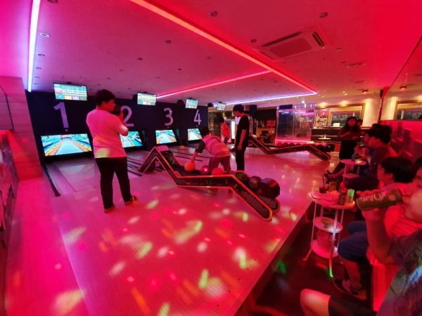 신개념 스크린볼링 팝볼링 노은점 매장에서 유성구장애인복지관의 장애아동들이 스크린볼링을 체험하고 있다