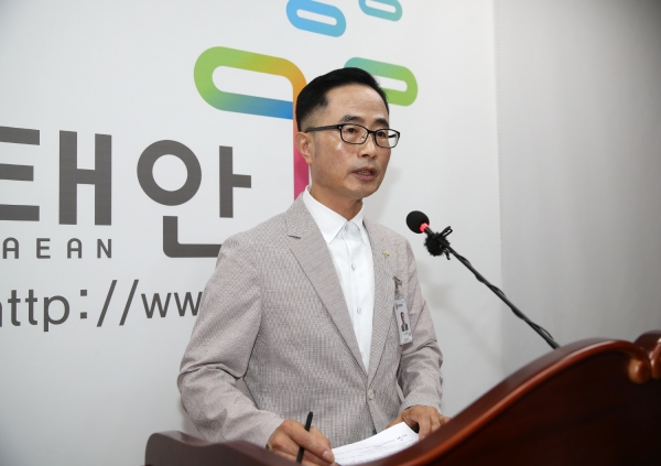 태안군은 26일 군청 브리핑실에서 전략사업단 브리핑을 갖고, 중부지방해양경찰청유치를 위한 그간의 진행상황과 앞으로의 추진방향에 대해 밝혔다. 사진은 브리핑 중인 조규성 전략사업단장,