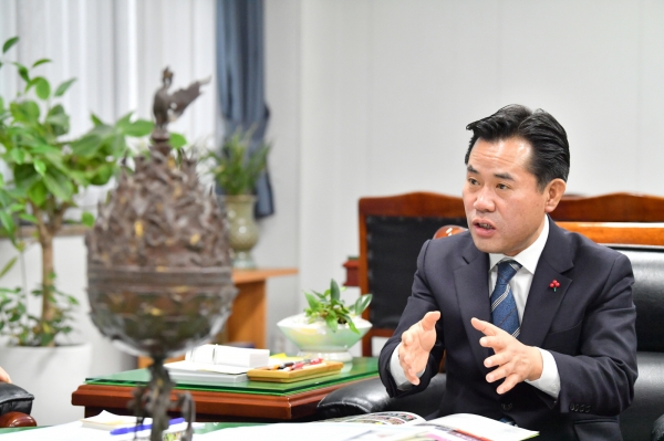 박정현 군수 인터뷰 장면