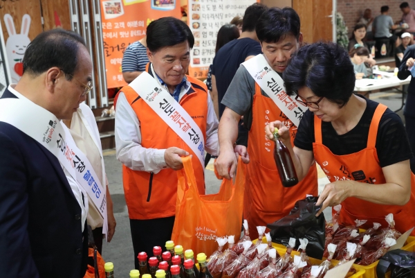 신도꼼지락시장에서 황인호 동구청장이 값싸고 질좋은 물건들을 사고 있다