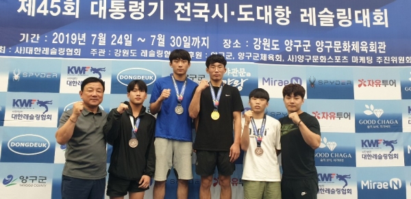 한남대 레슬링부 학생들이 메달을 획득하고 기념촬영을 하고 있다. 오른쪽 세번째가 금메달을 획득한 천선우 선수.