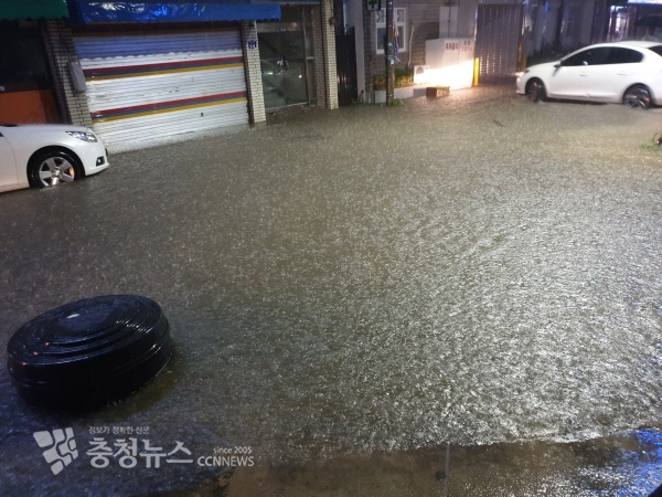 27일 오후 짧은 시간 강한 비가 내린 부여 도심지역 모습 / 독자제공