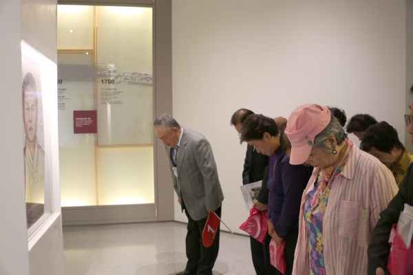 삼대가효 체험단 유관순 열사 전시물에서 묵념