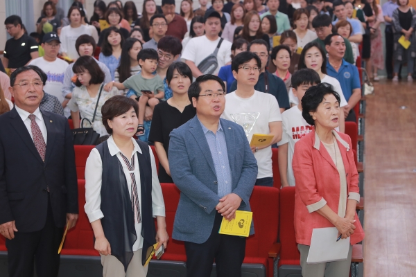 (왼쪽부터)정종호 온양문화원장, 김영애 아산시의회 의장, 오세현 아산시장, 조영수 색동회아산지회장이 함께 애국가를 부르고 있다.