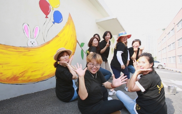 당찬사람들 23호 손은영 씨(맨 앞 중아)와 놀이서당 회원들