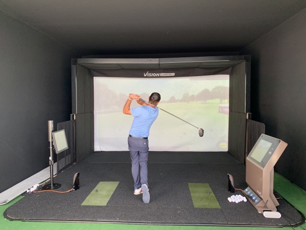 ‘에비앙 챔피언십’의 갤러리들이 골프존의 골프 시뮬레이터를 체험하고 있다